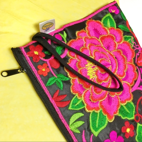 NWOT Small embroidered clutch - Picture 4 of 4